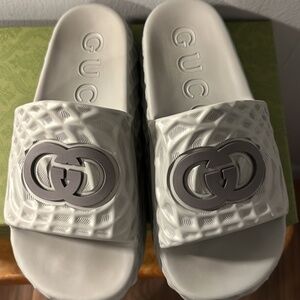 7Gucci grey rubber slides. Size:7 men